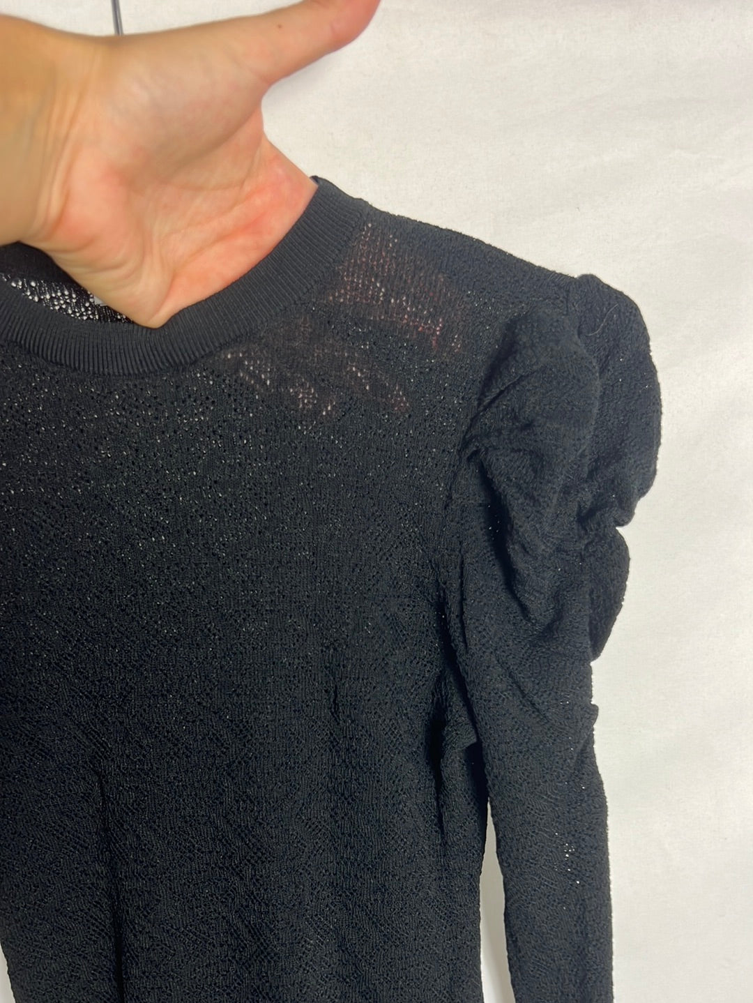 ZARA. Top punto negro calado manga fruncida. T S