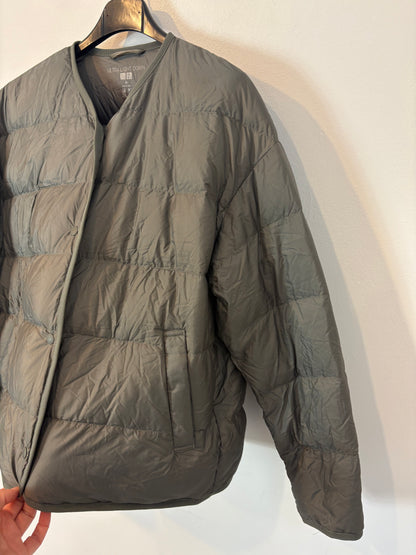 UNIQLO. Chaqueta plumas ultraligera verde