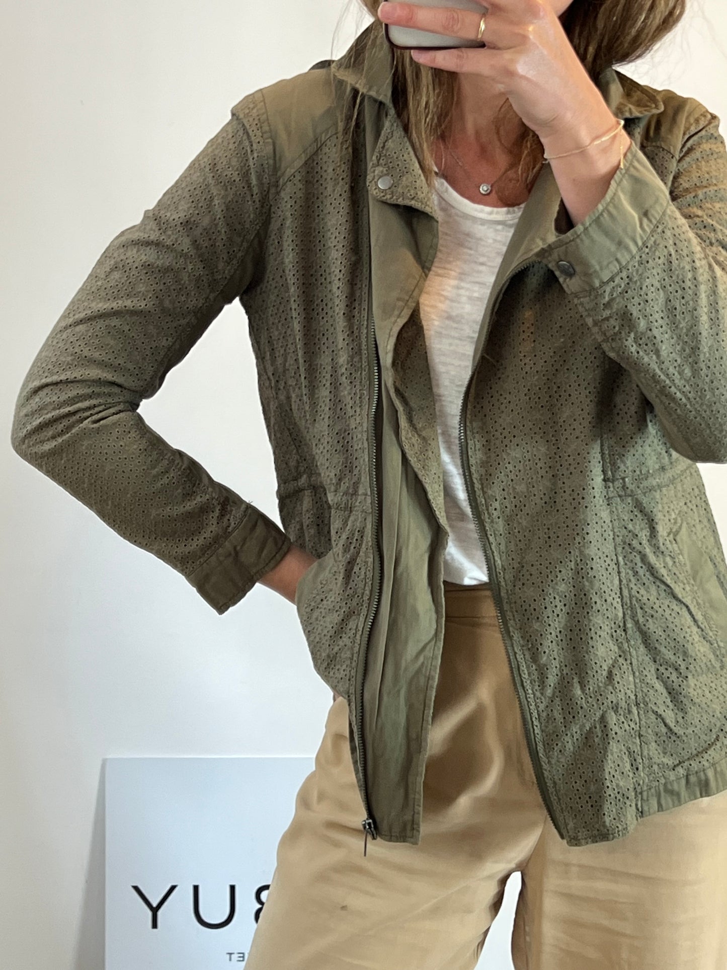 IKKS. Parka verde troquelada T.l