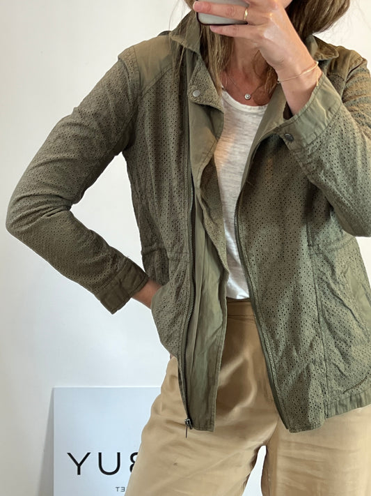 IKKS. Parka verde troquelada T.l