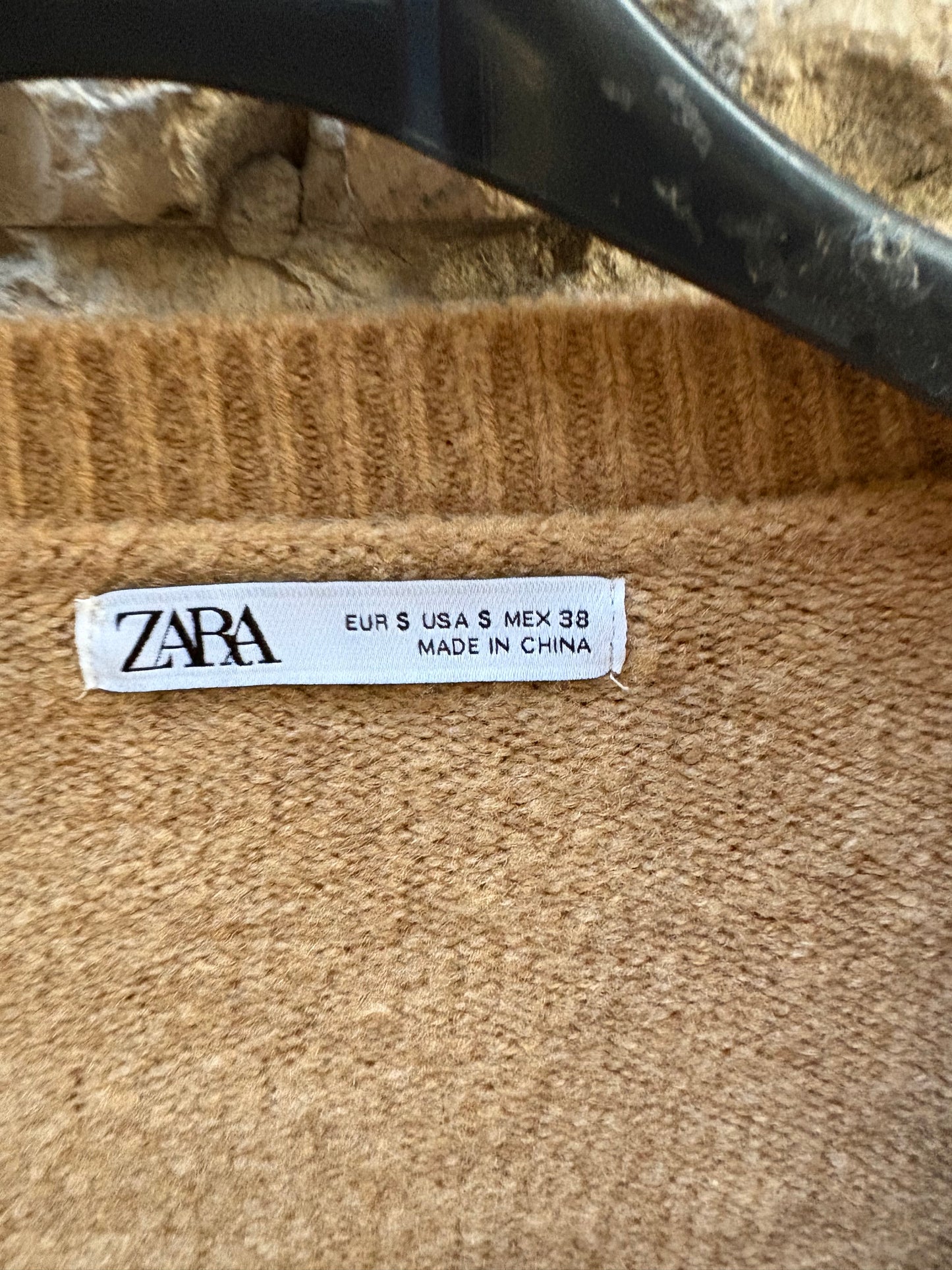 ZARA. Cárdigan camel botones