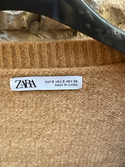 ZARA. Cárdigan camel botones