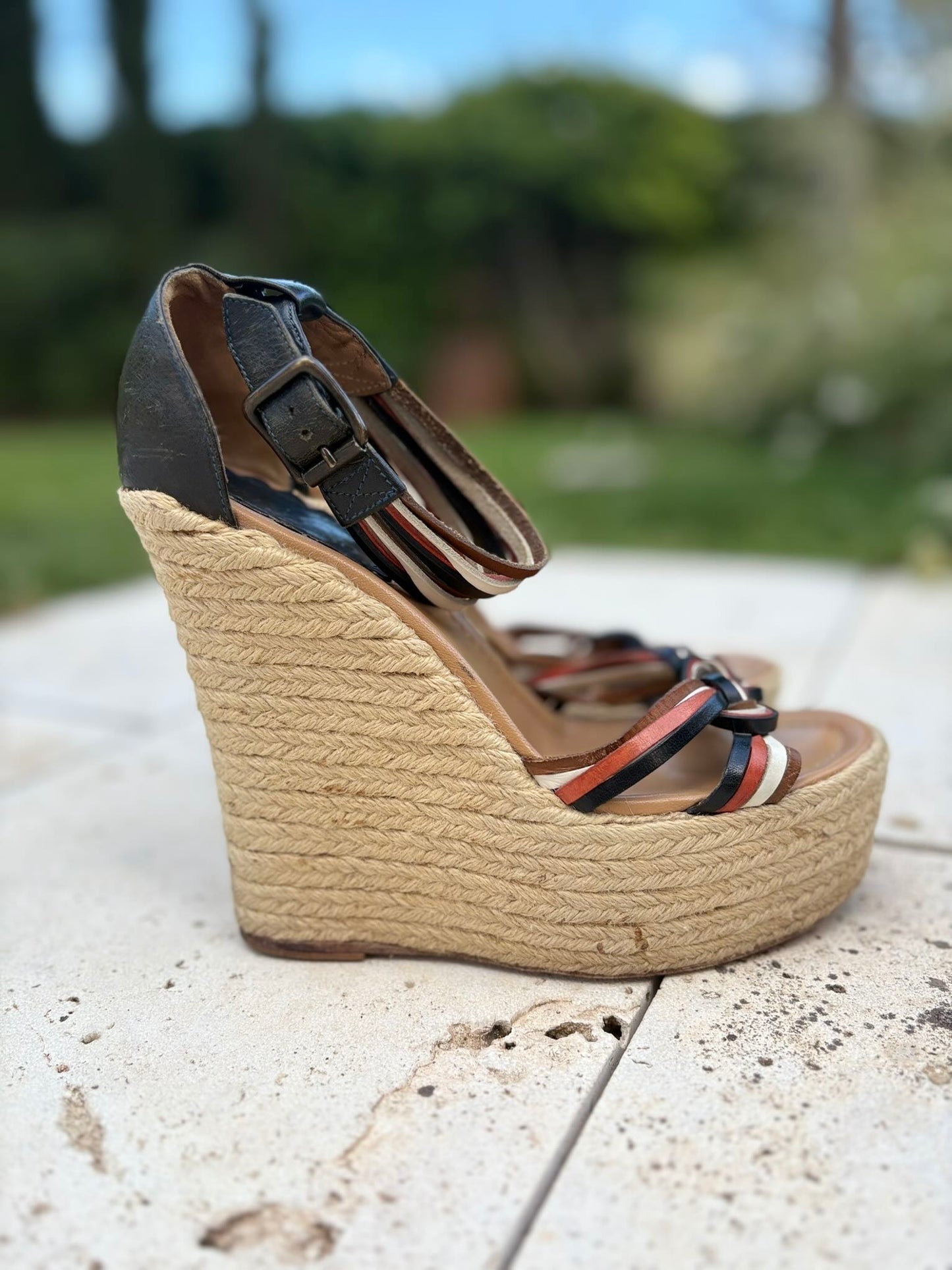 RED VALENTINO. Cuña esparto tiras piel. T 39