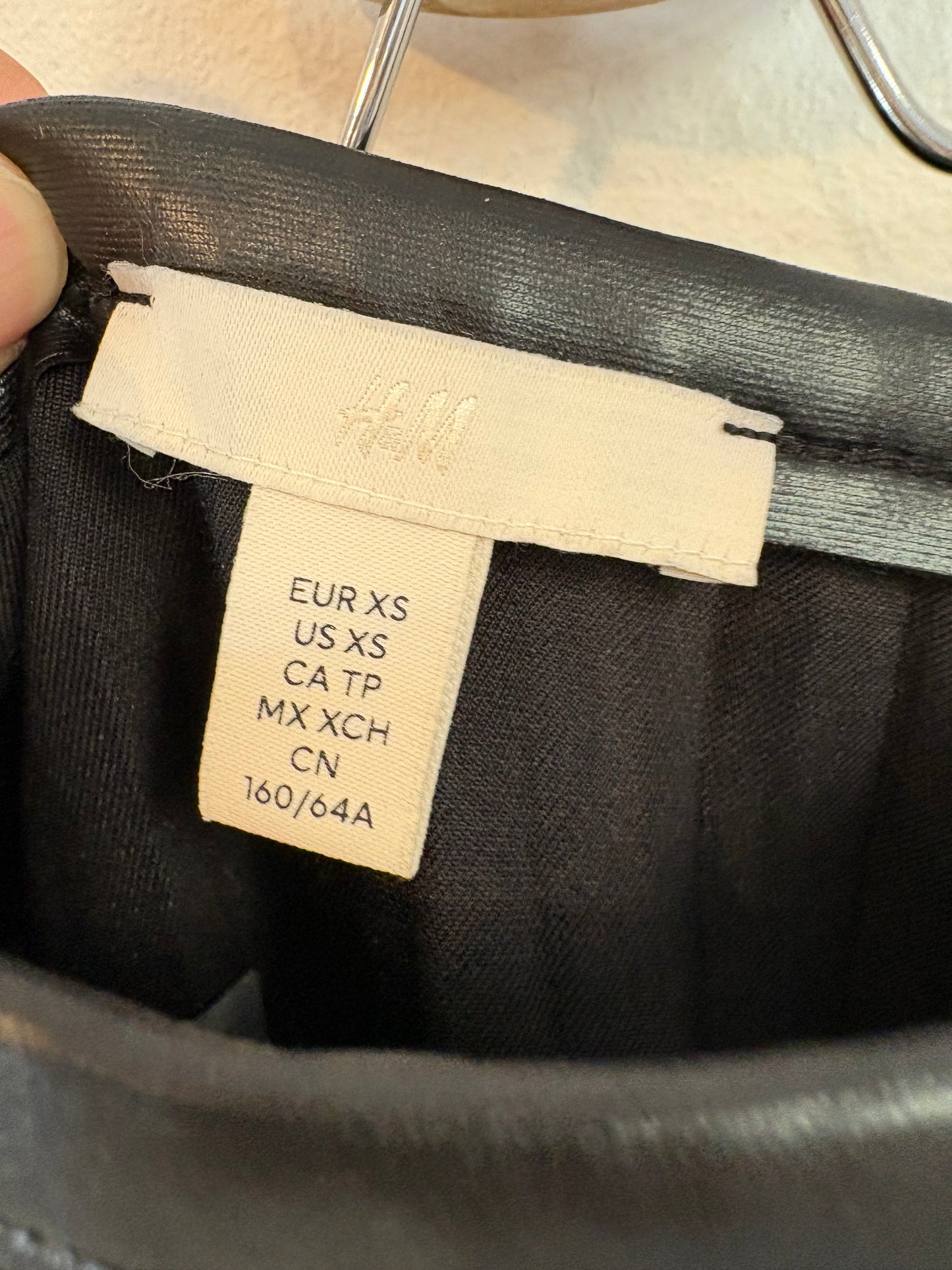 H&amp;M. Black pleated midi skirt. TXS