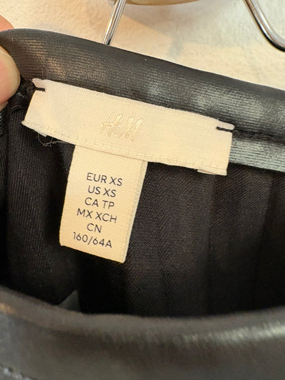 H&amp;M. Black pleated midi skirt. TXS