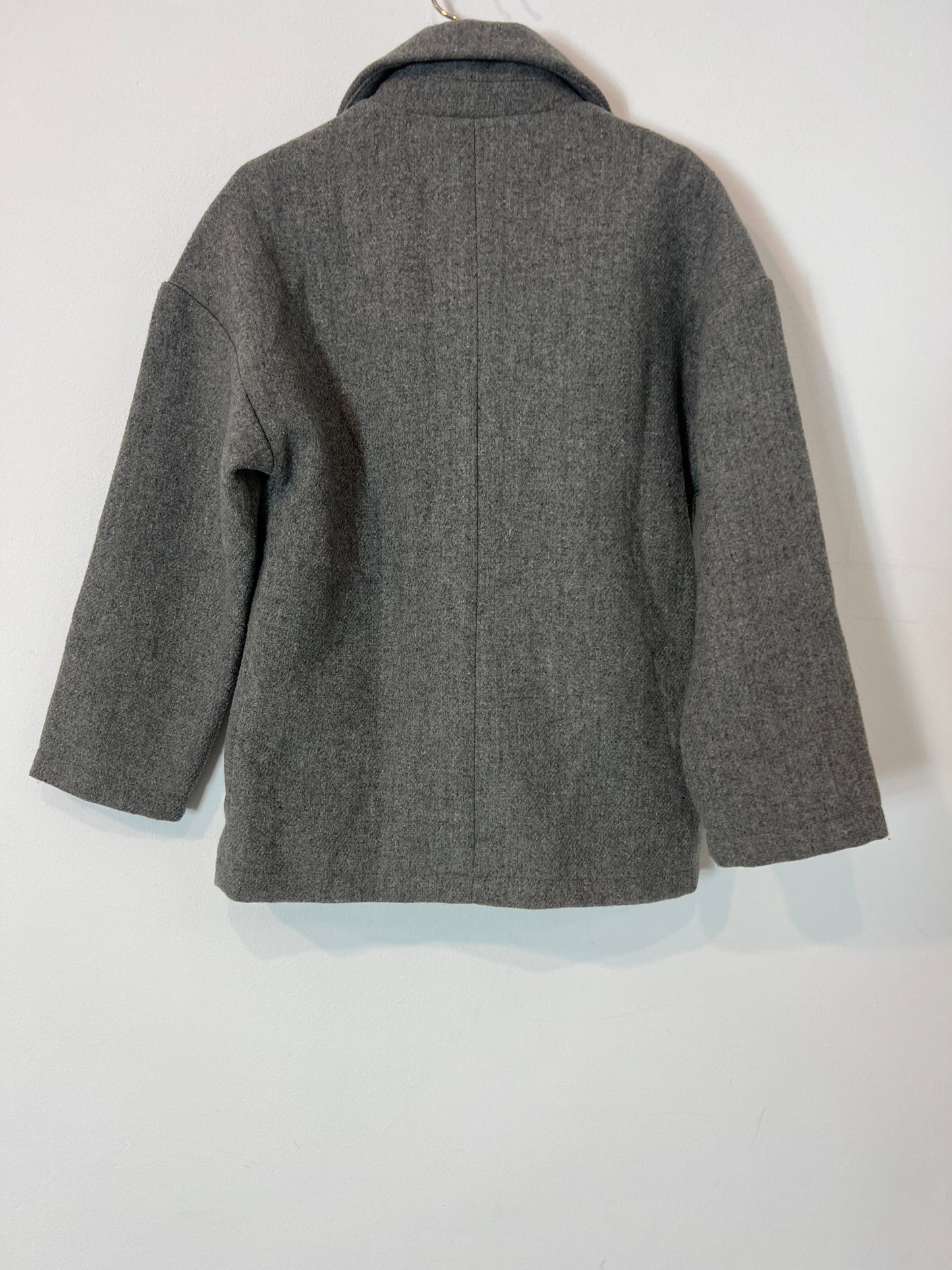 KIABI. Abrigo gris detalles solapa. T 6 años