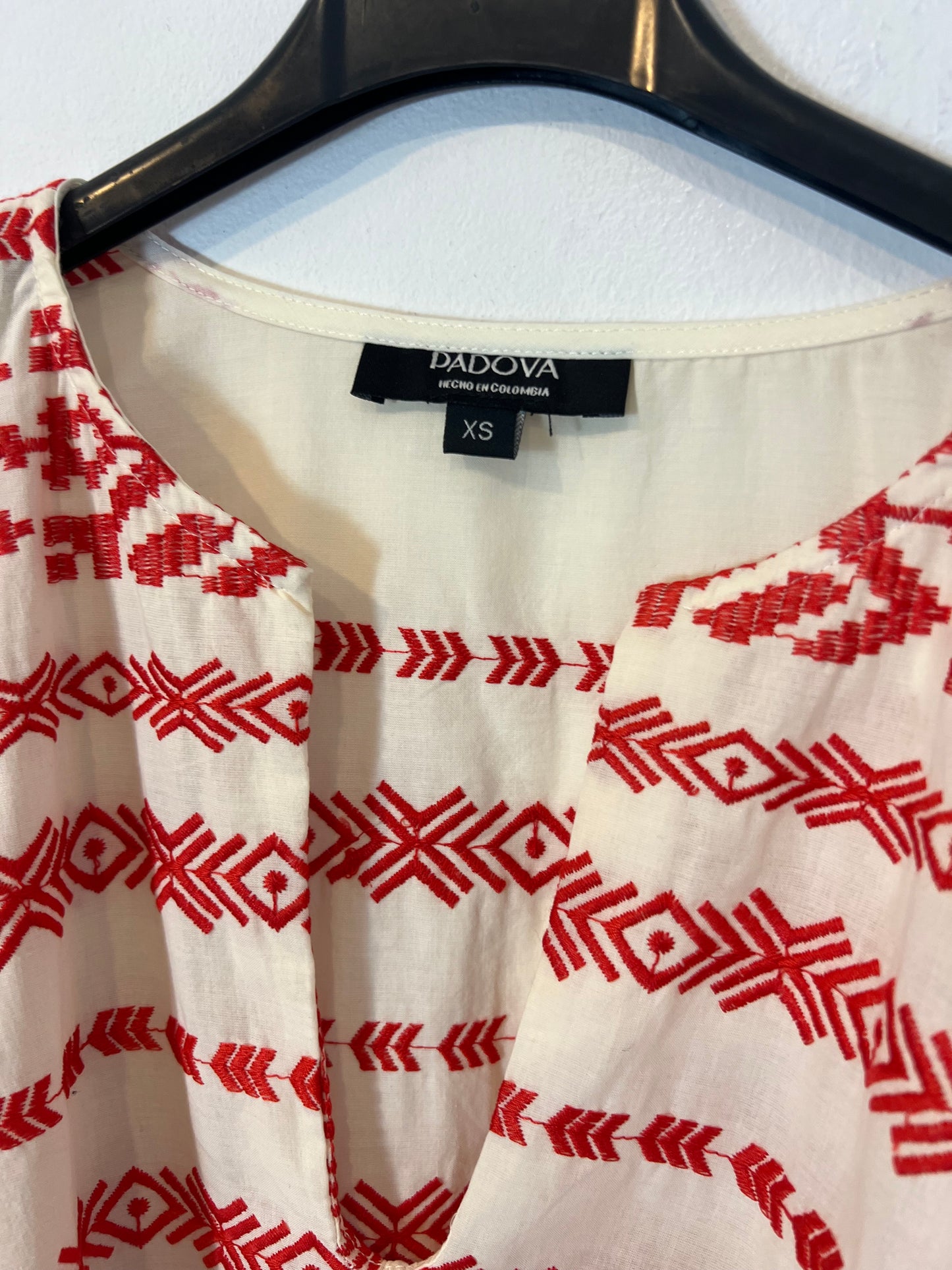 PADOVA. Red embroidered puff-sleeve top. XS