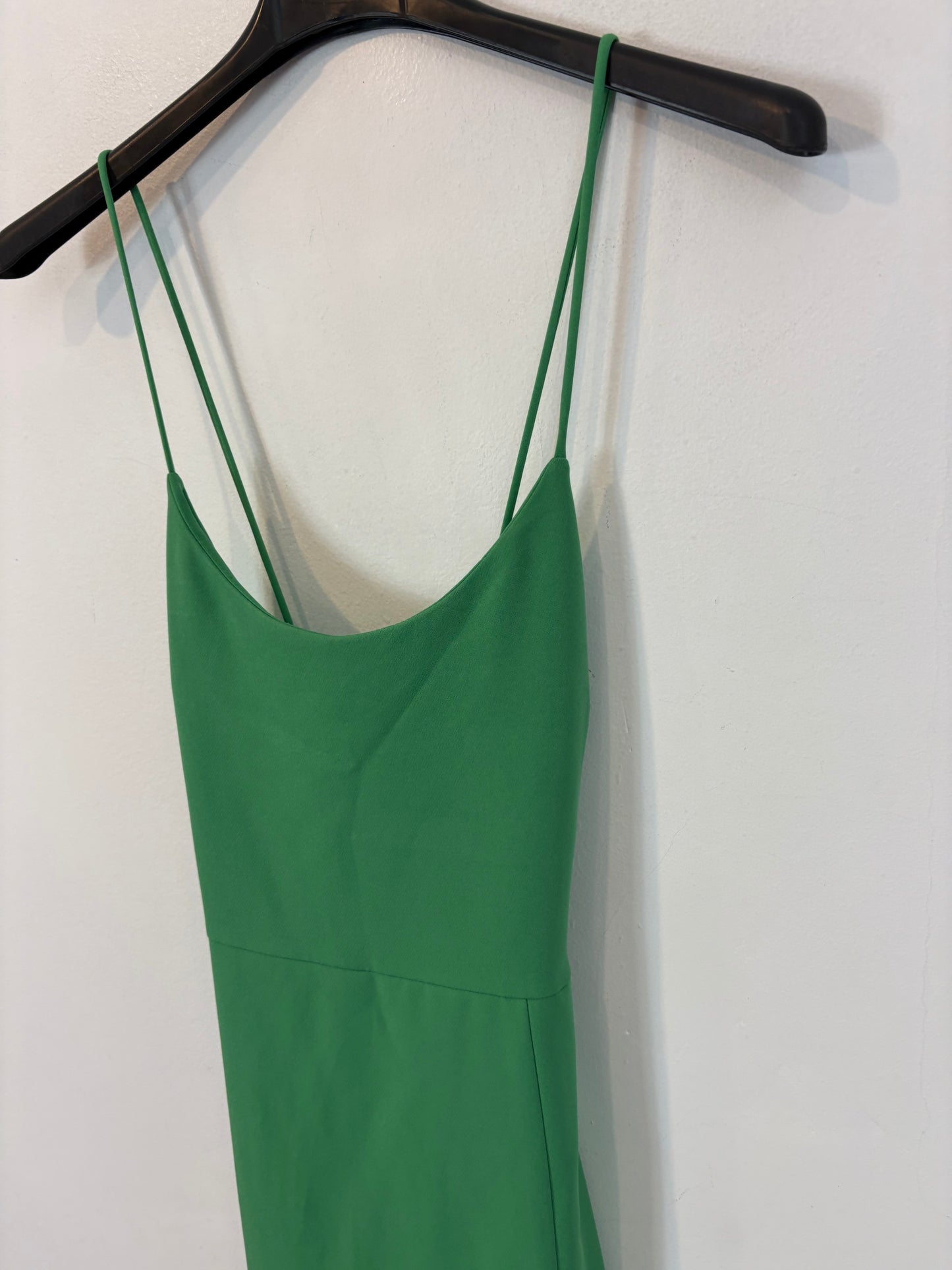 ZARA. Vestido midi verde abertura