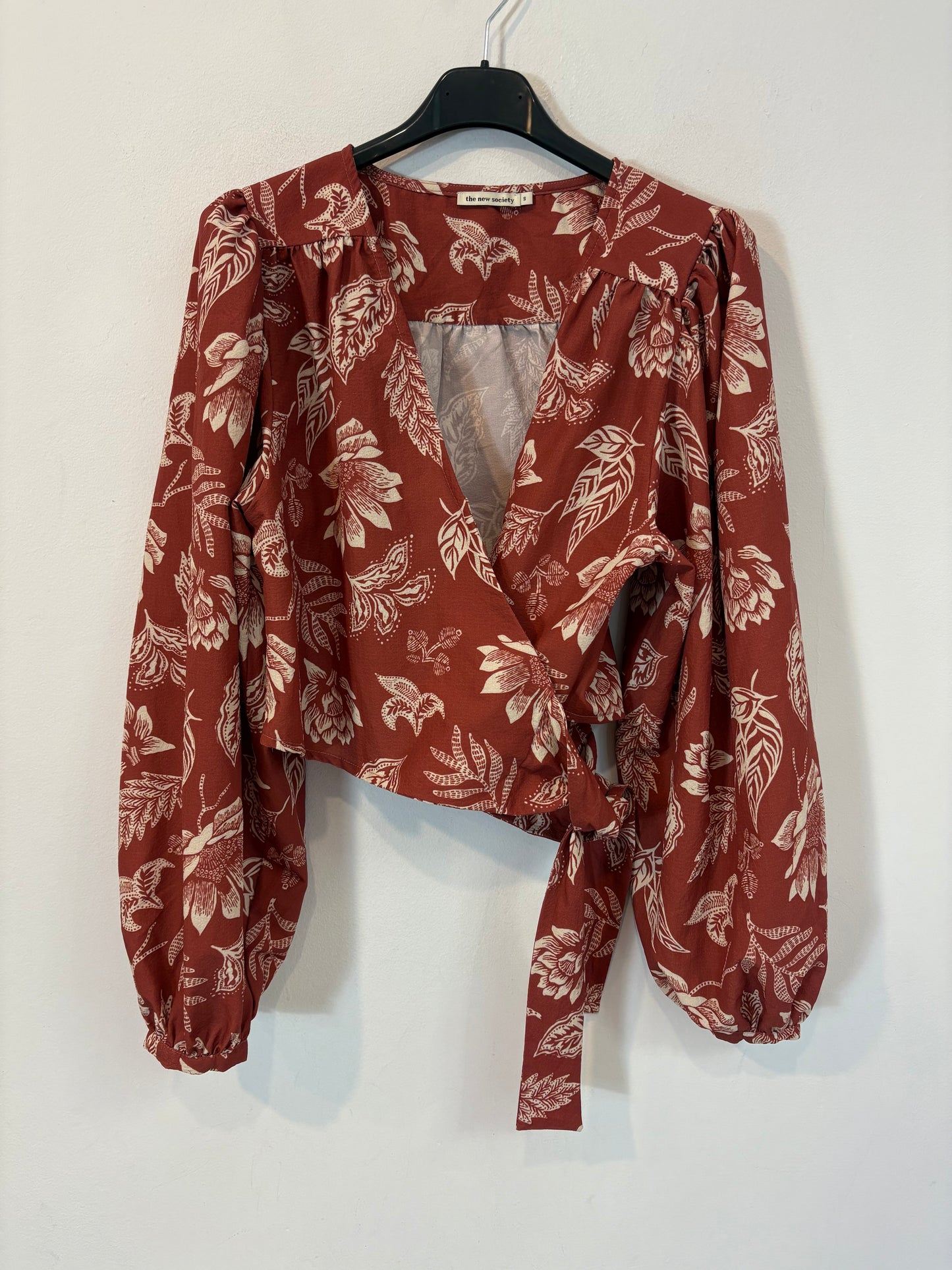 THE NEW SOCIETY. Conjunto blusa y falda cruzada