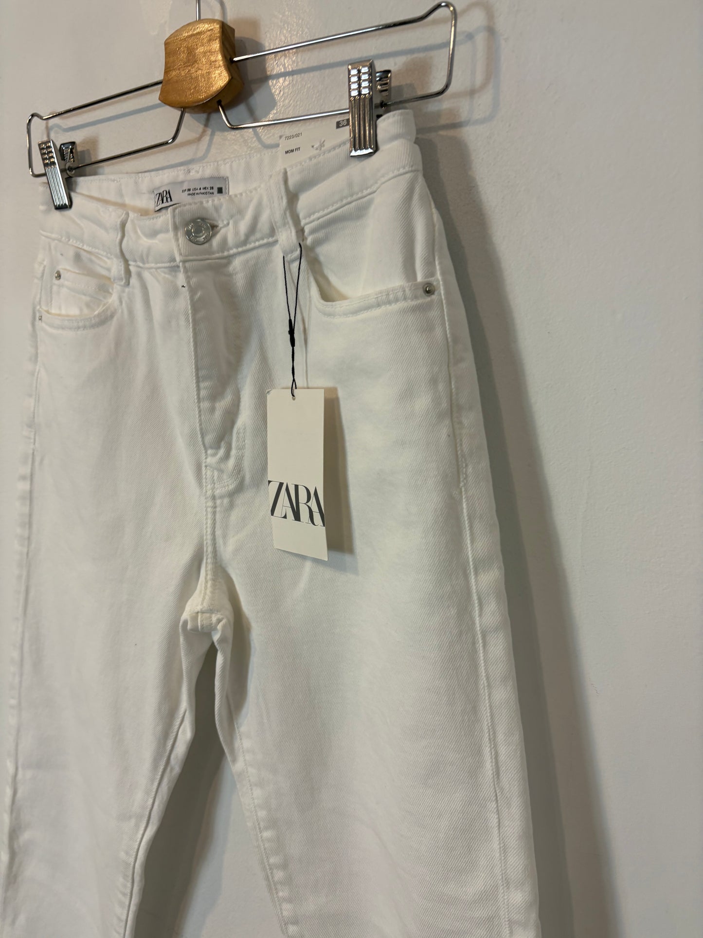 ZARA. Denim blanco mom fit