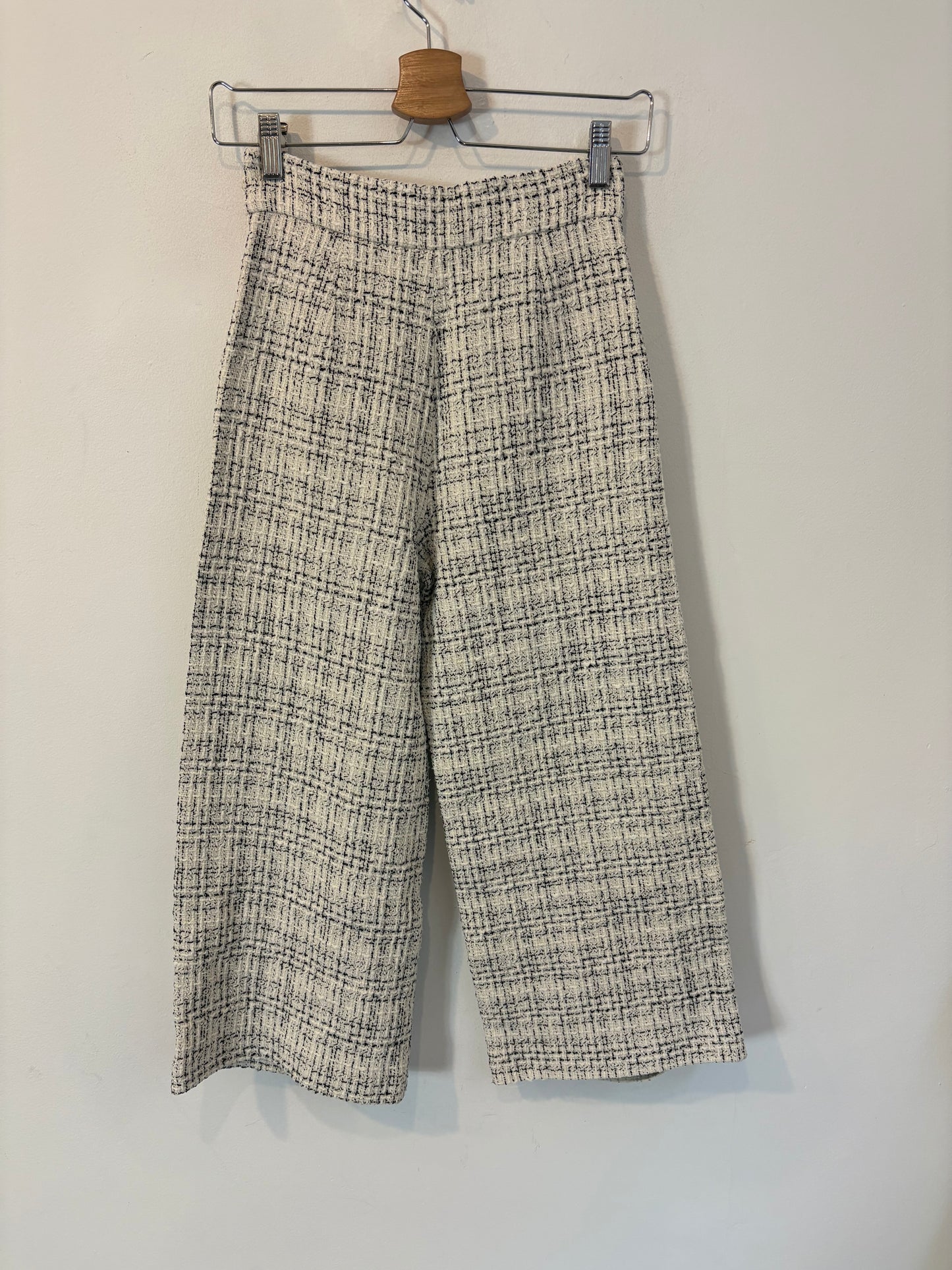 ZARA. Pantalón tweed botones dorados
