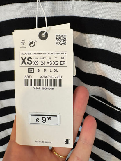 ZARA. Camiseta rayas blancas y negras bolsillo. T XS