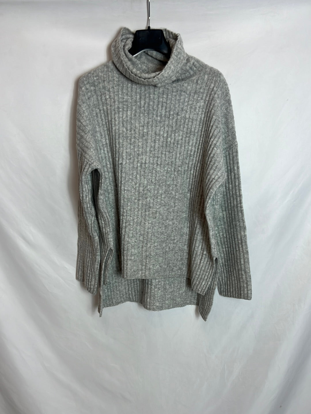 H&M. Jersey gris canalé asimétrico. T S