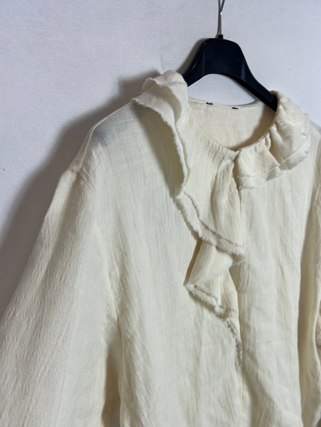 MASSIMO DUTTI. Blusa algodón beige volante. T XS