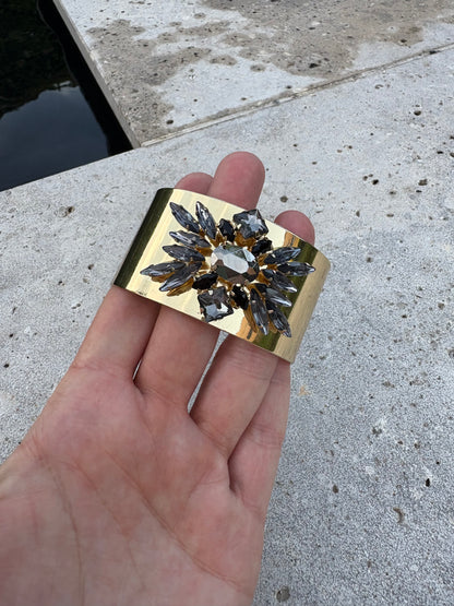 OTRAS. Pulsera dorada rígida