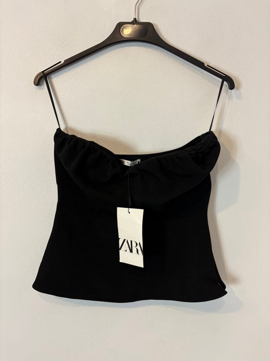 ZARA. Top negro detalle escote