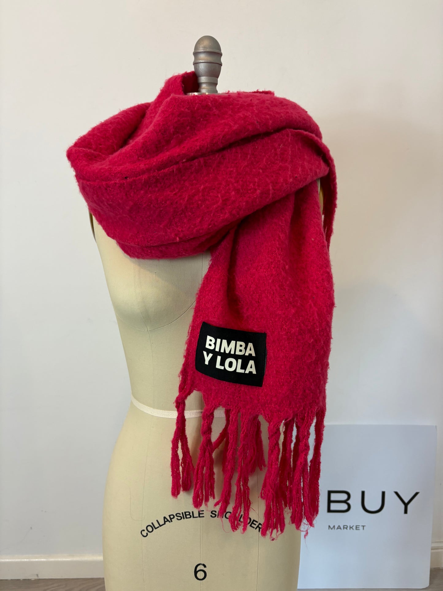 BIMBA Y LOLA. Bufanda fucsia gruesa