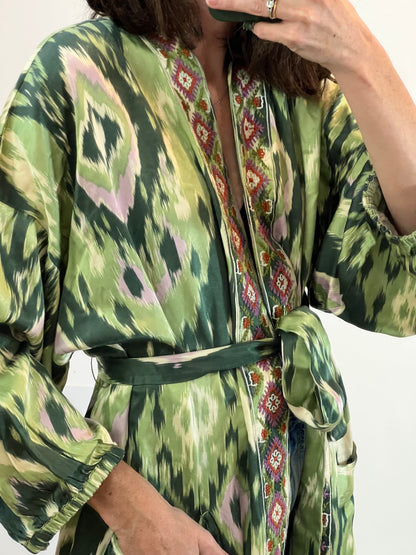 ZARA. kimono largo estampado y bordados. T M