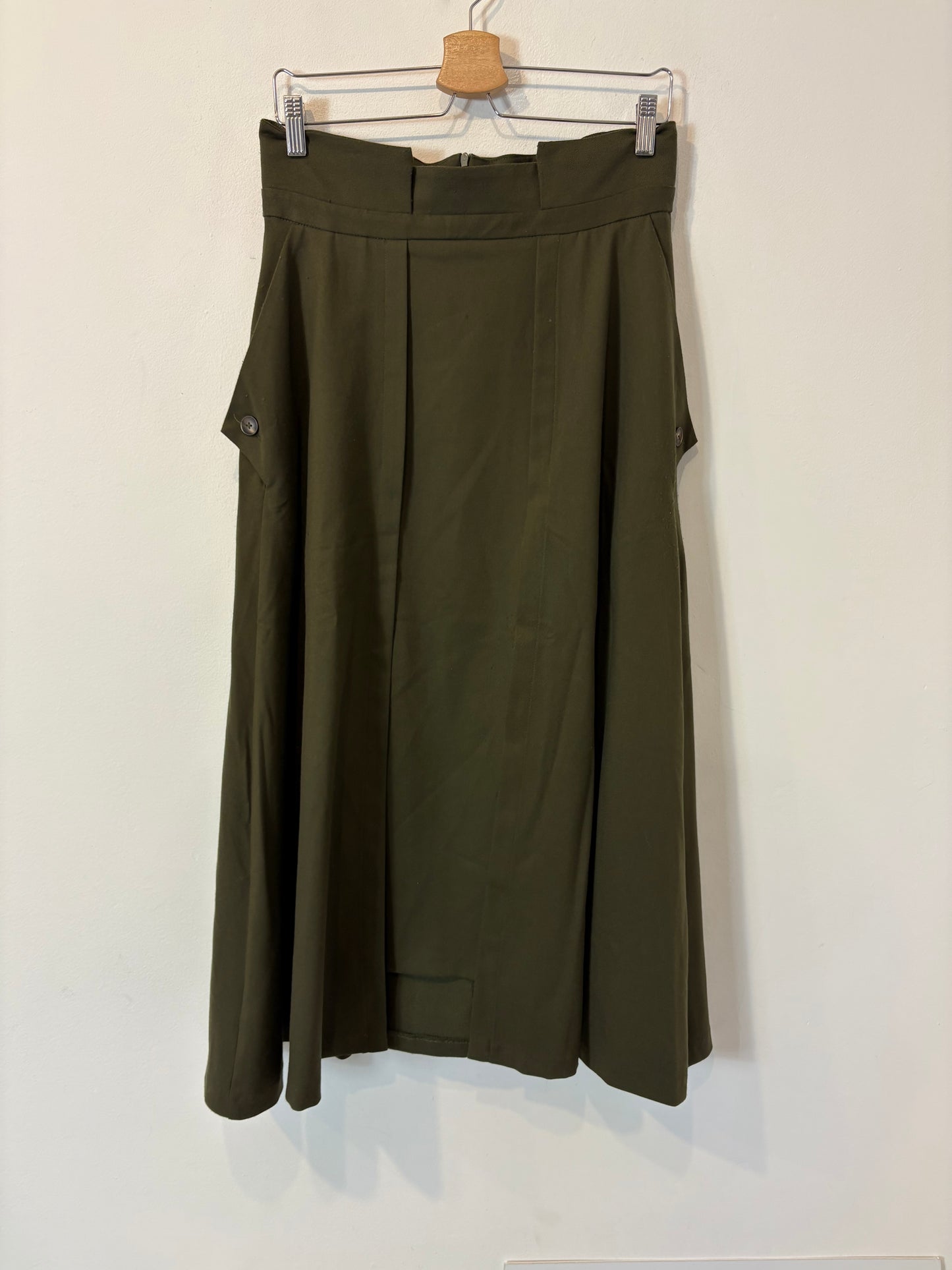 IQ COLLECTION. Falda midi verde bolsillos