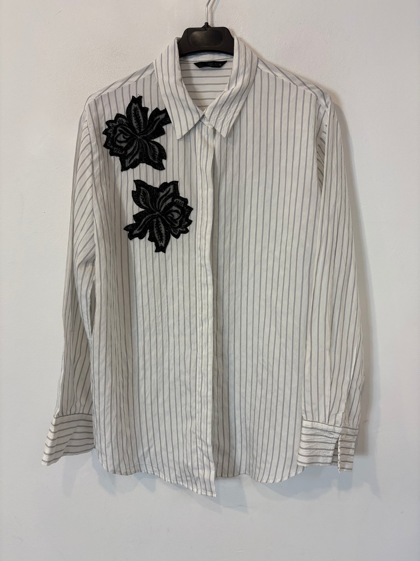 ZARA. camisa rayas flor encaje