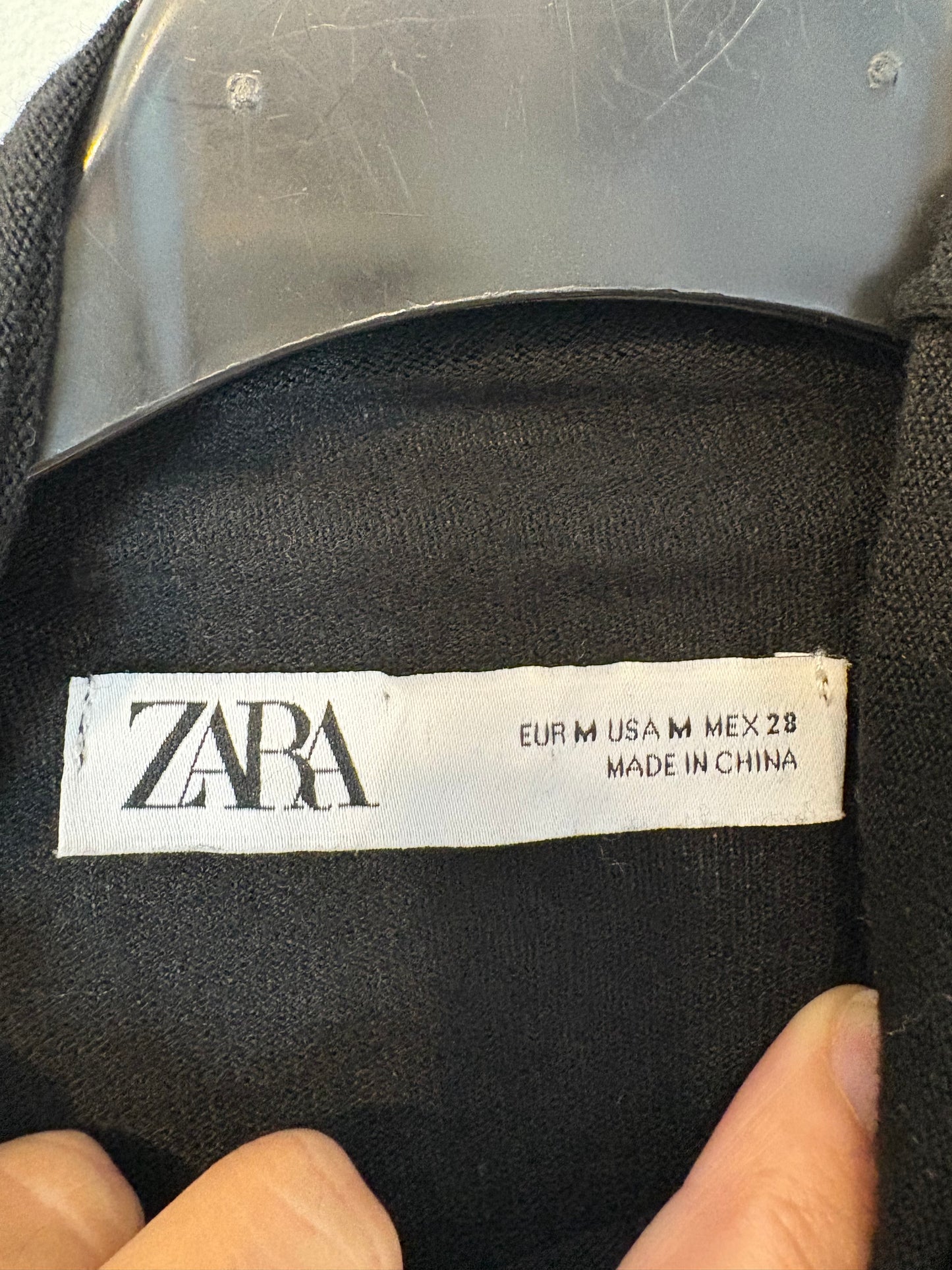 ZARA. Jersey fino negro cuello alto. T M