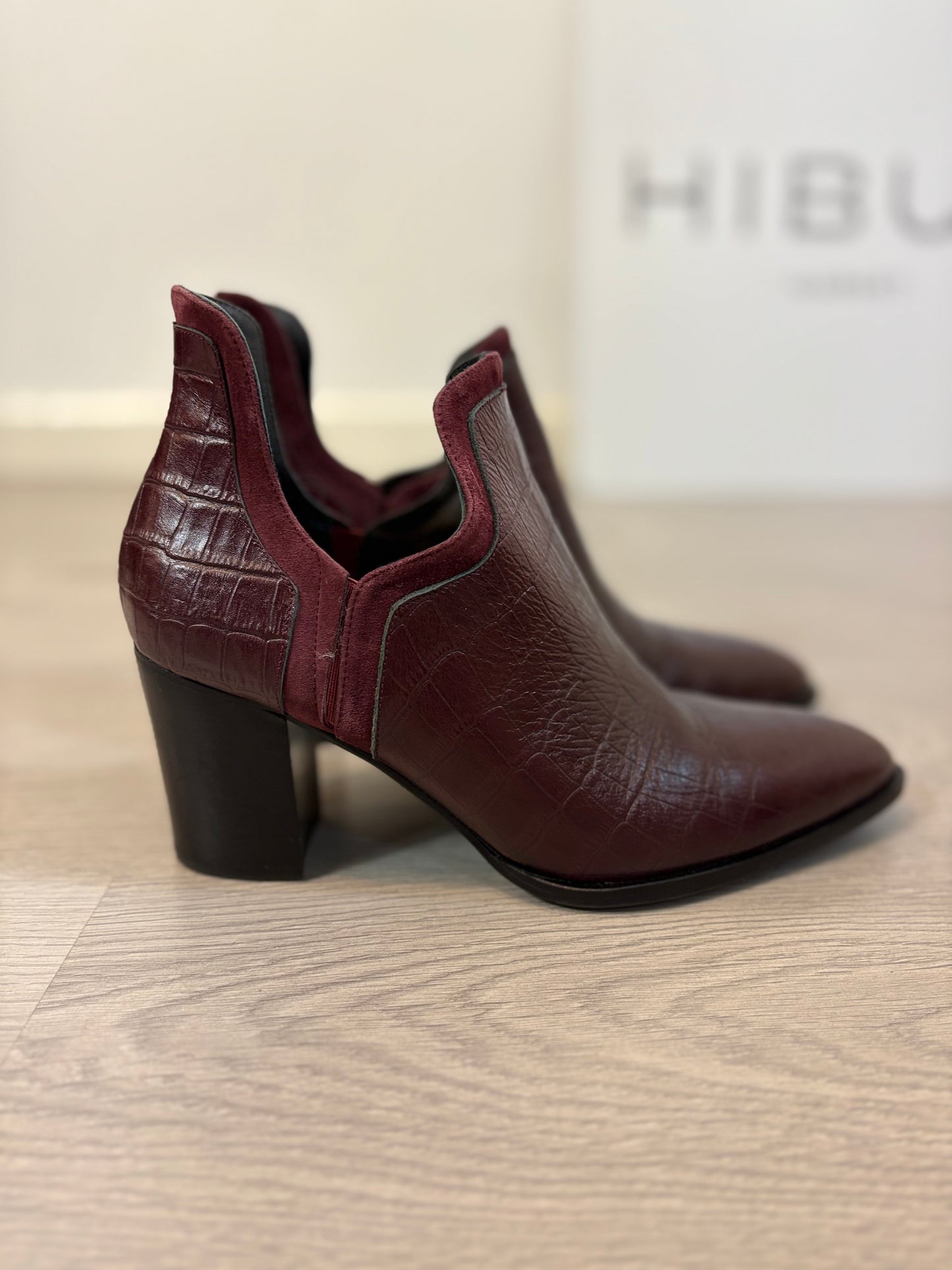 MICUIR. Botines burdeos piel troquelada. T40