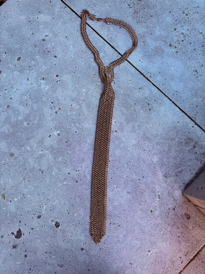 ZARA. Collar dorado corbata