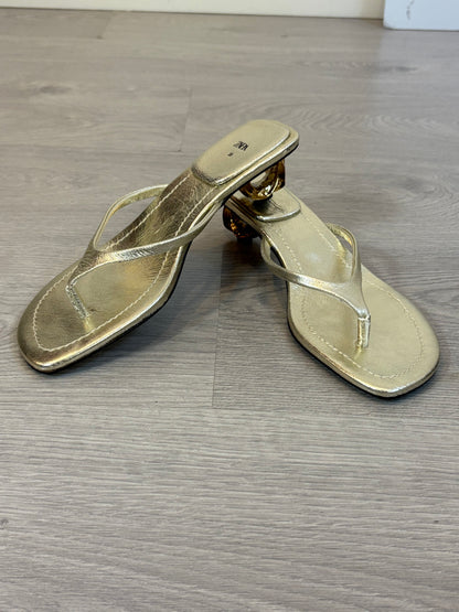 ZARA. Sandalia plateada detalle tacón