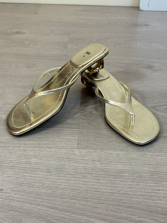 ZARA. Sandalia plateada detalle tacón