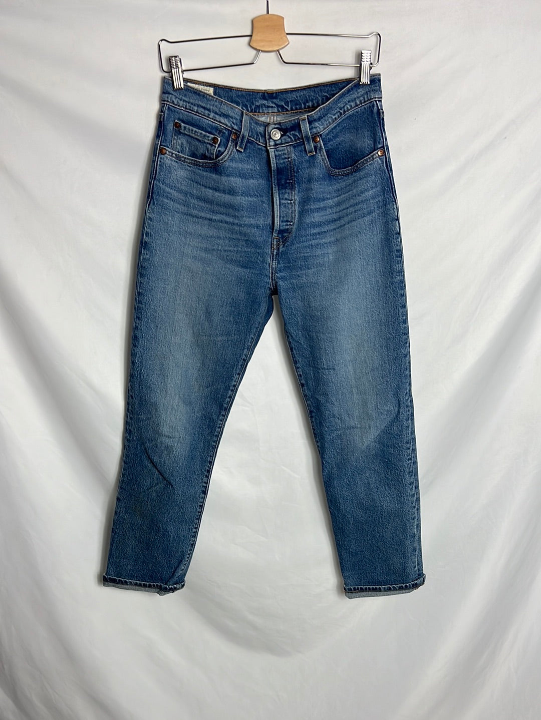LEVI'S. Medium wash straight-leg denim. Size 38