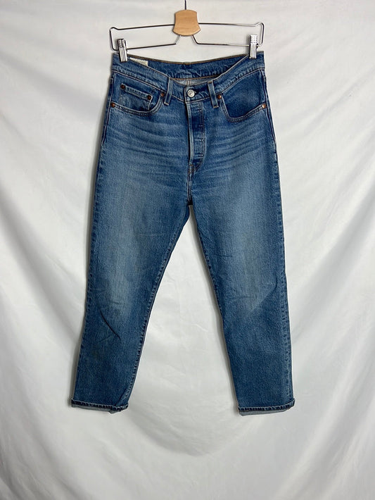 LEVI'S. Medium wash straight-leg denim. Size 38