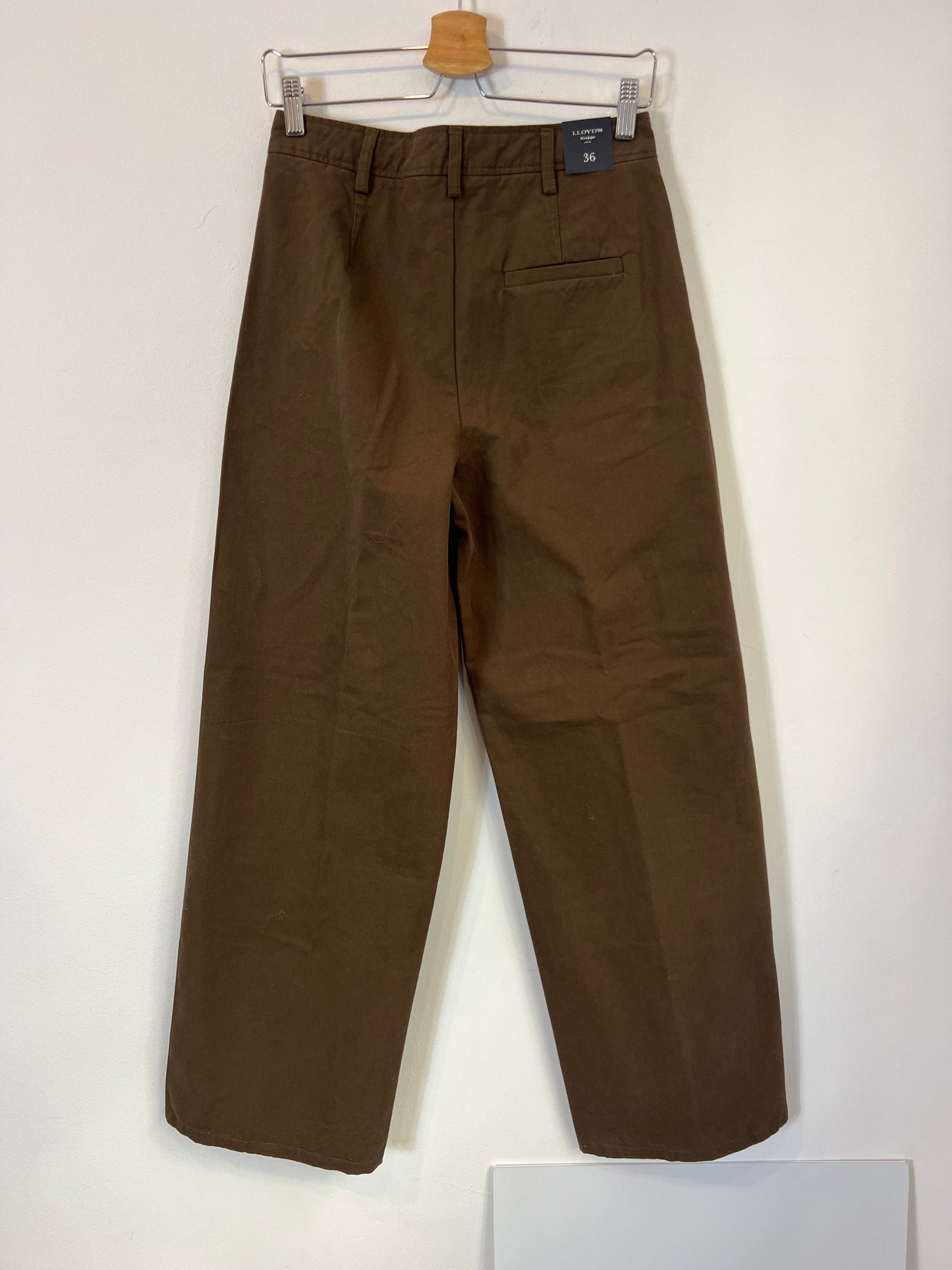 LLOYD´S. Pantalón marrón chocolate recto. T 36
