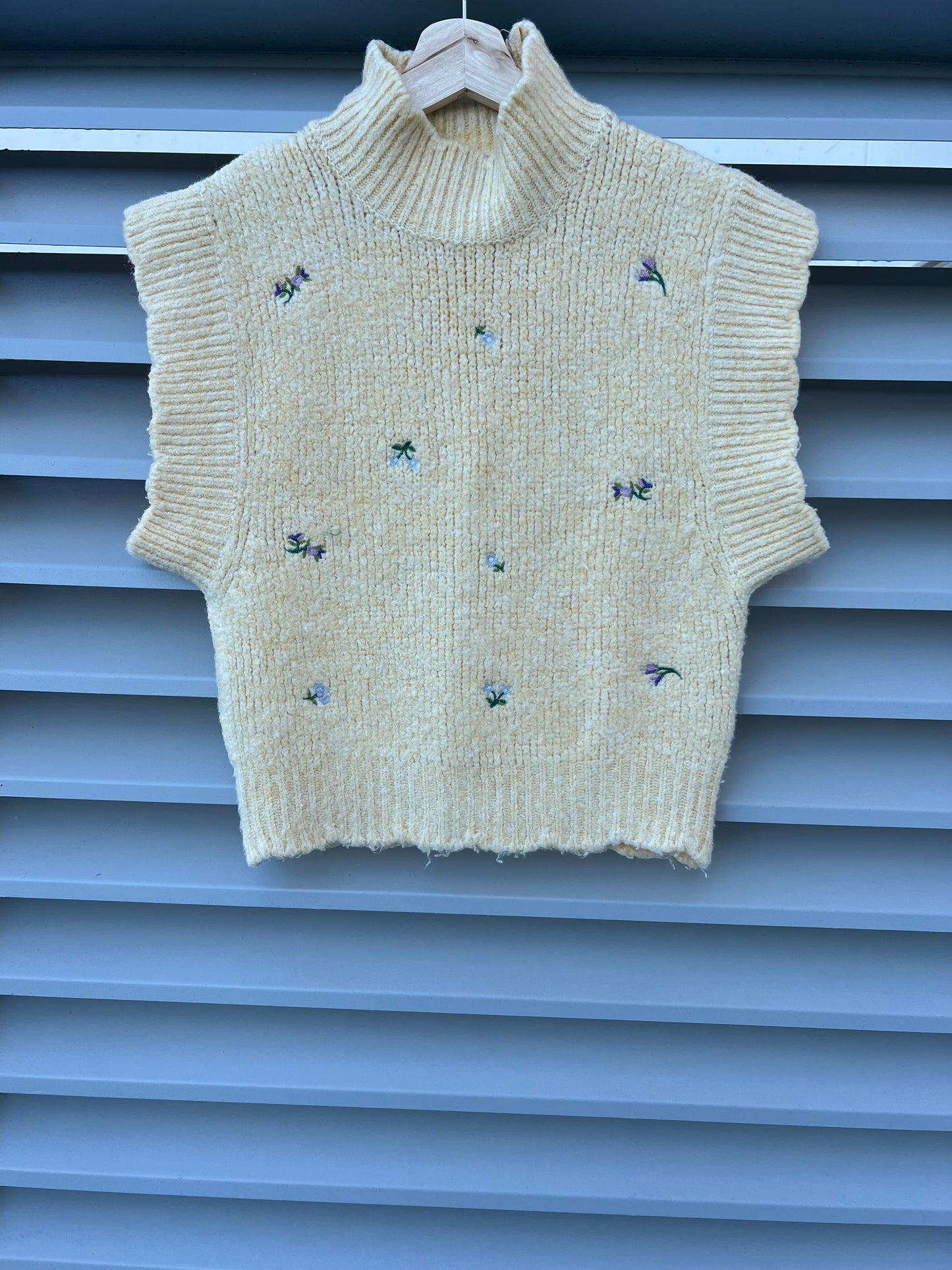 ZARA. Jersey sin mangas amarillo bordado