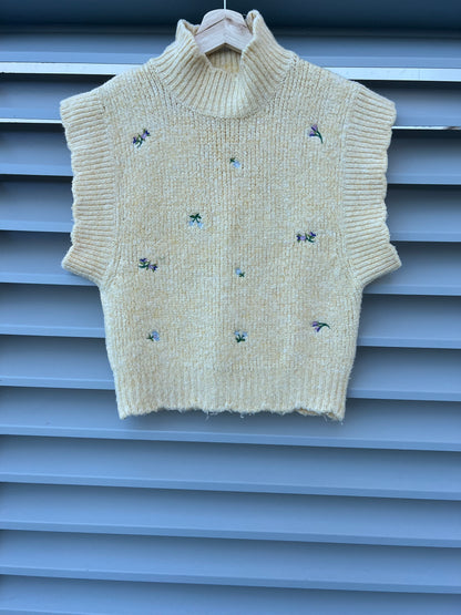 ZARA. Jersey sin mangas amarillo bordado