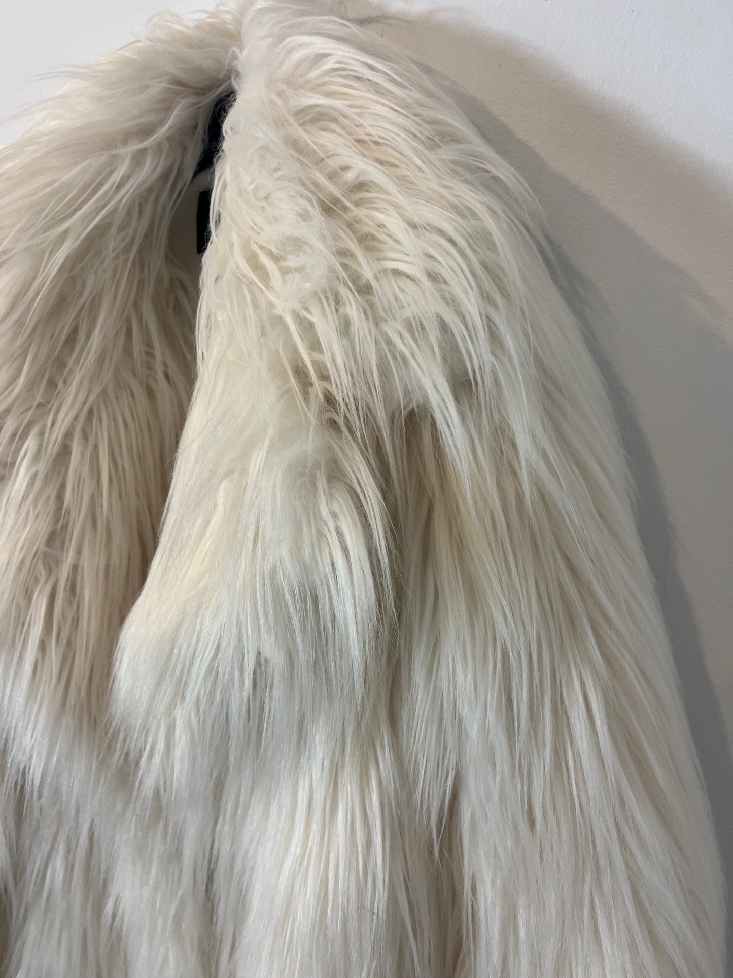 C&A. Abrigo pelo color crudo.  T S