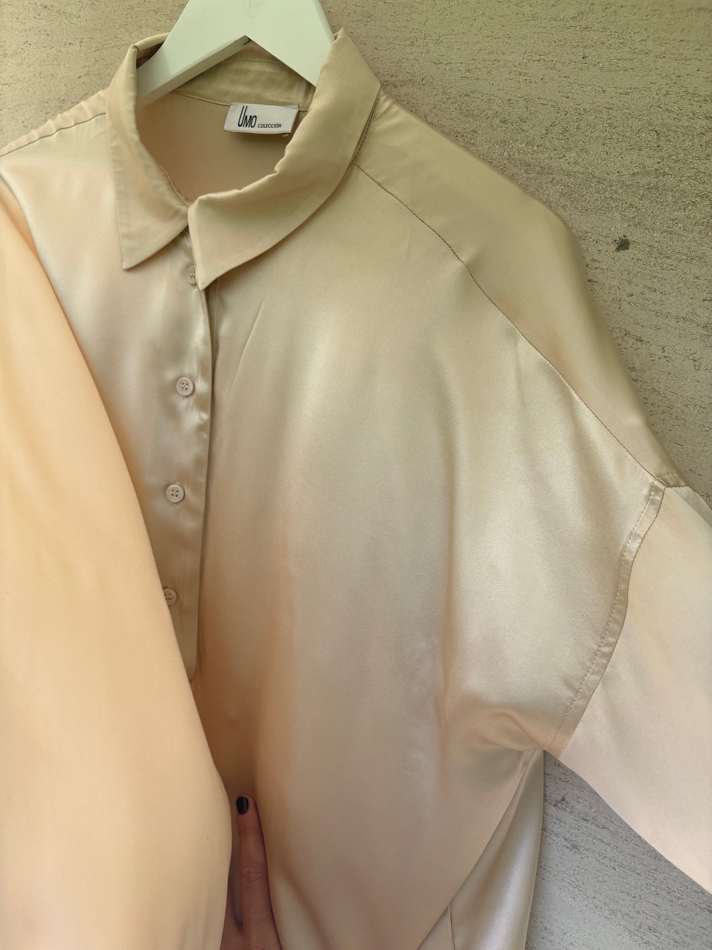UMO. Blusa beige seda fluida T.38