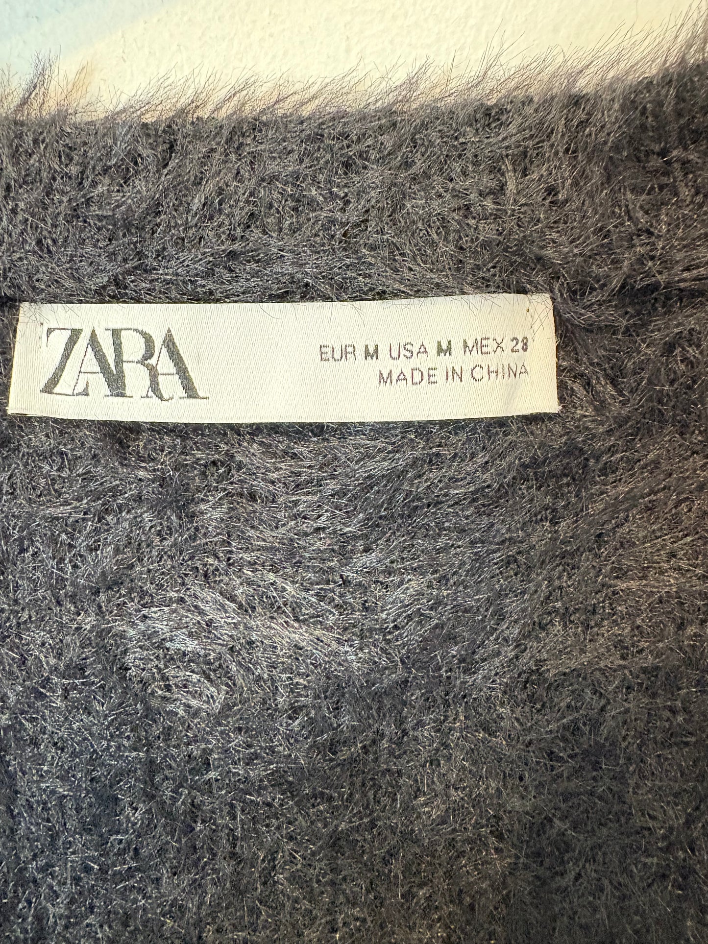 ZARA. Chaqueta punto efecto pelo botón joya