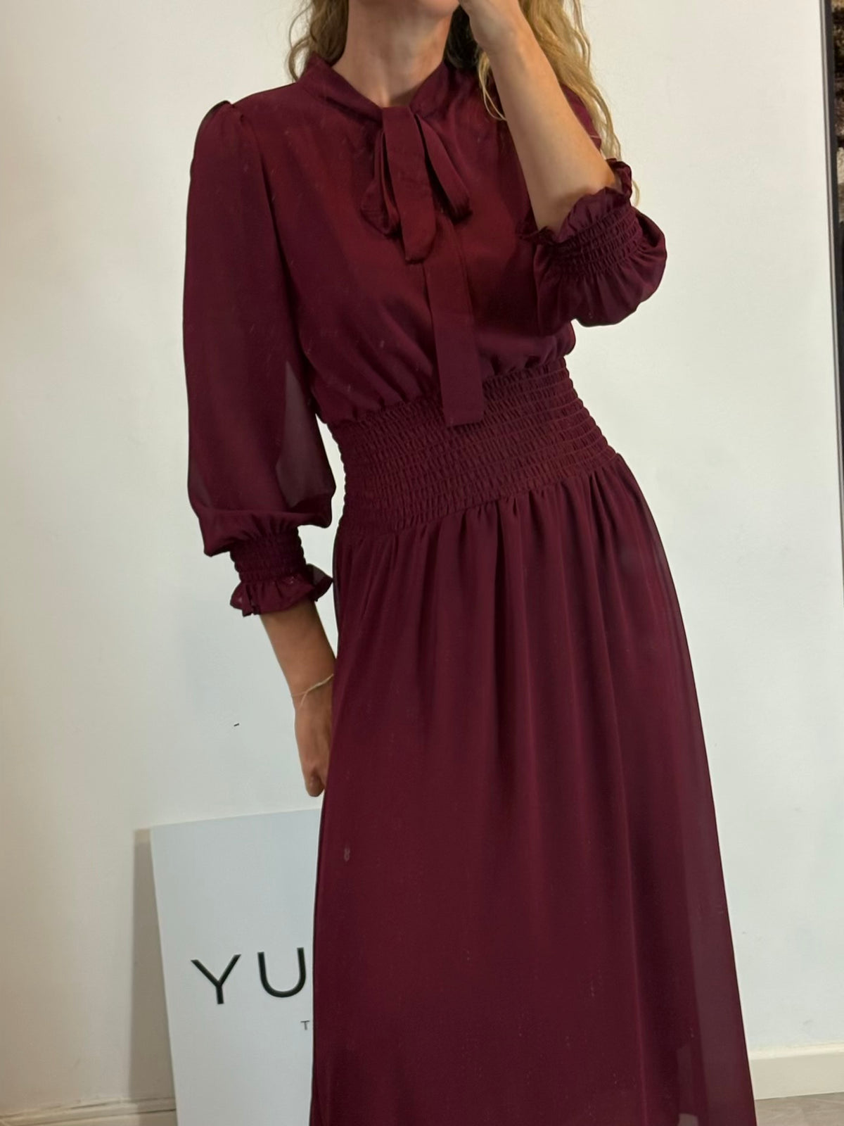 JUAN AVELLANEDA x SEEIOU. Vestido midi fluido granate
