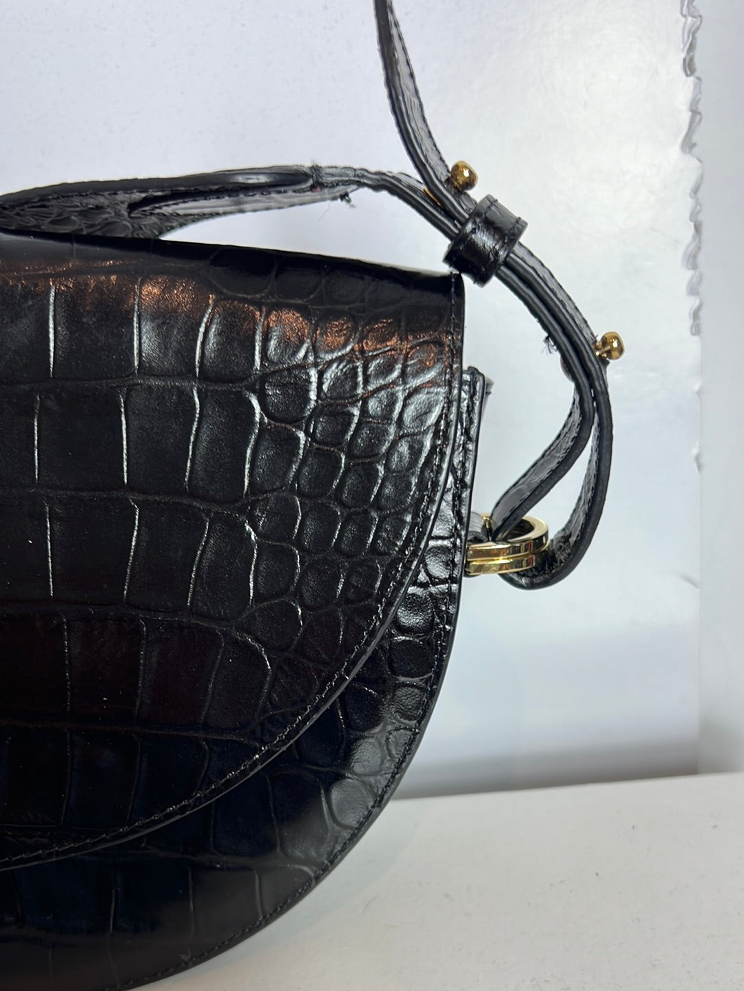 LEANDRA. Bolso negro piel troquelada