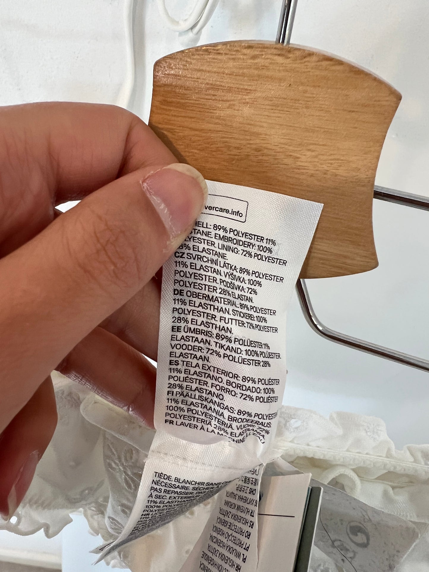 H&M. Bikini blanco troquelado. T 38/40