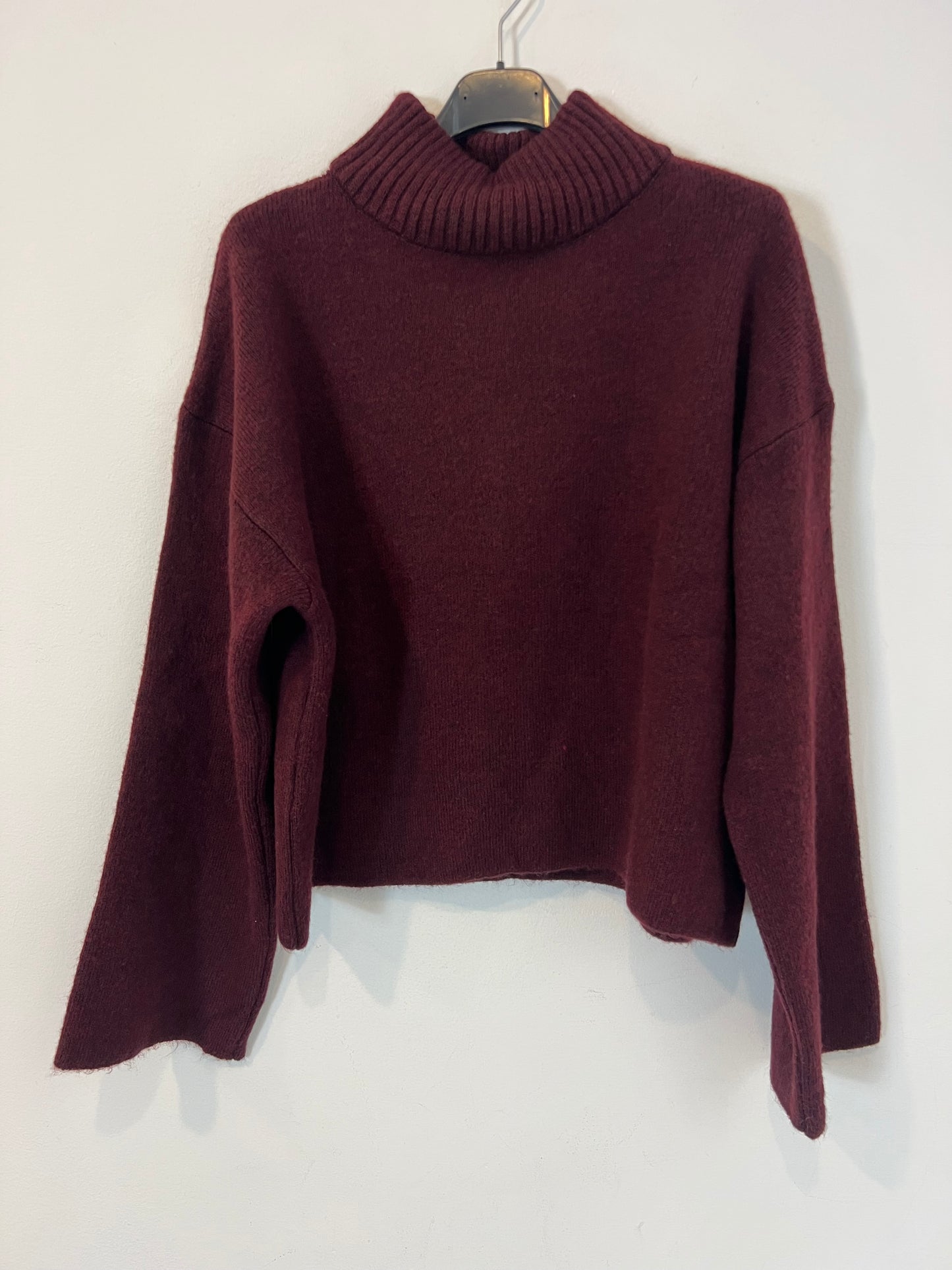 MANGO. Burgundy turtleneck sweater Ts