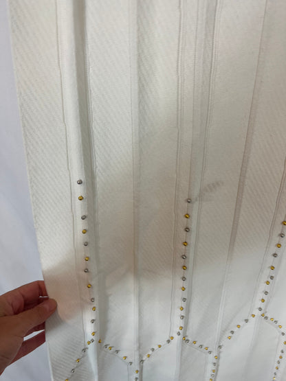 SCALPERS. Total look blanco con tachuelas T.m