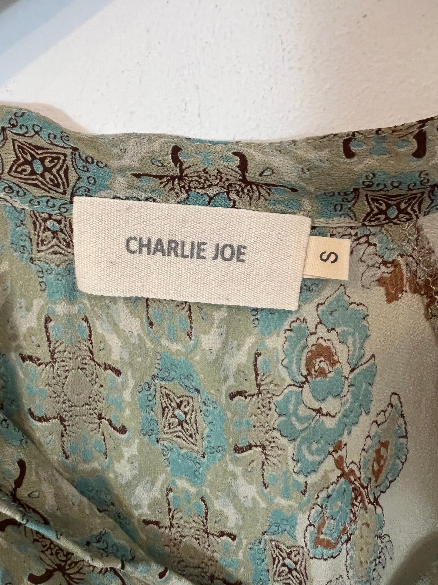 CHARLIE JOE. Blusa estampada tonos verdes. T S