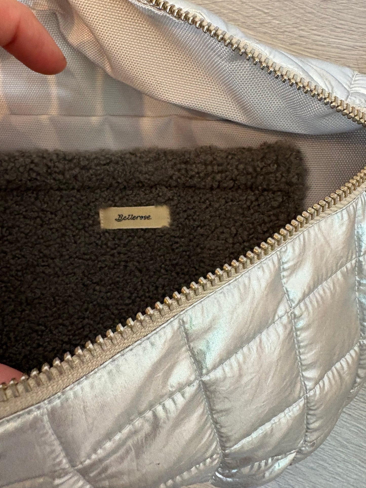 BELLEROSE. Riñonera plateada doble textura