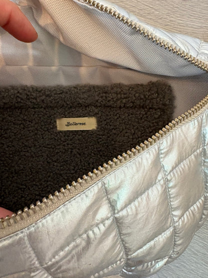 BELLEROSE. Riñonera plateada doble textura
