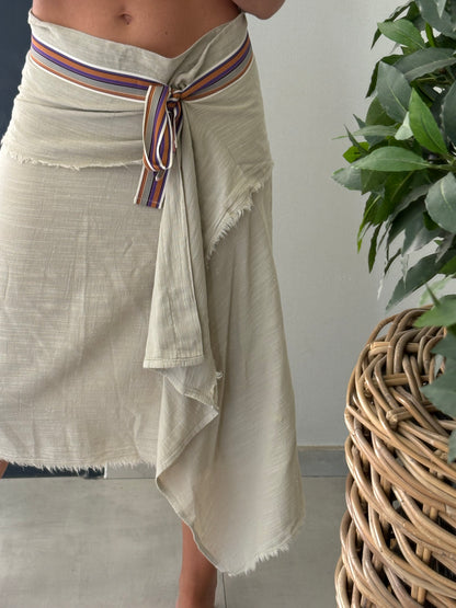 OTRAS. Falda pareo beige detalle cinturón. TU (S/M)