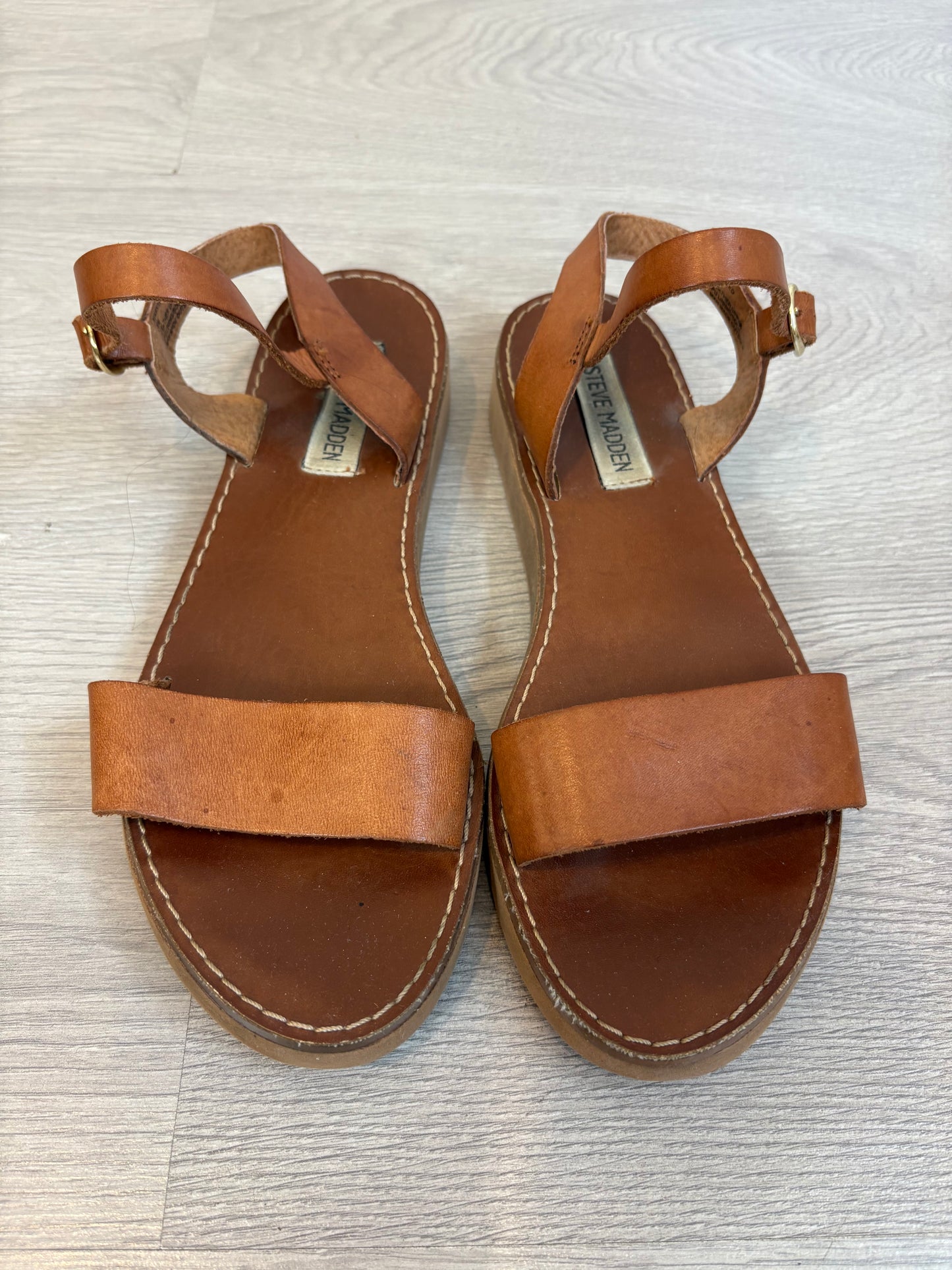 STEVE MADDEN. Sandalia marrón piel