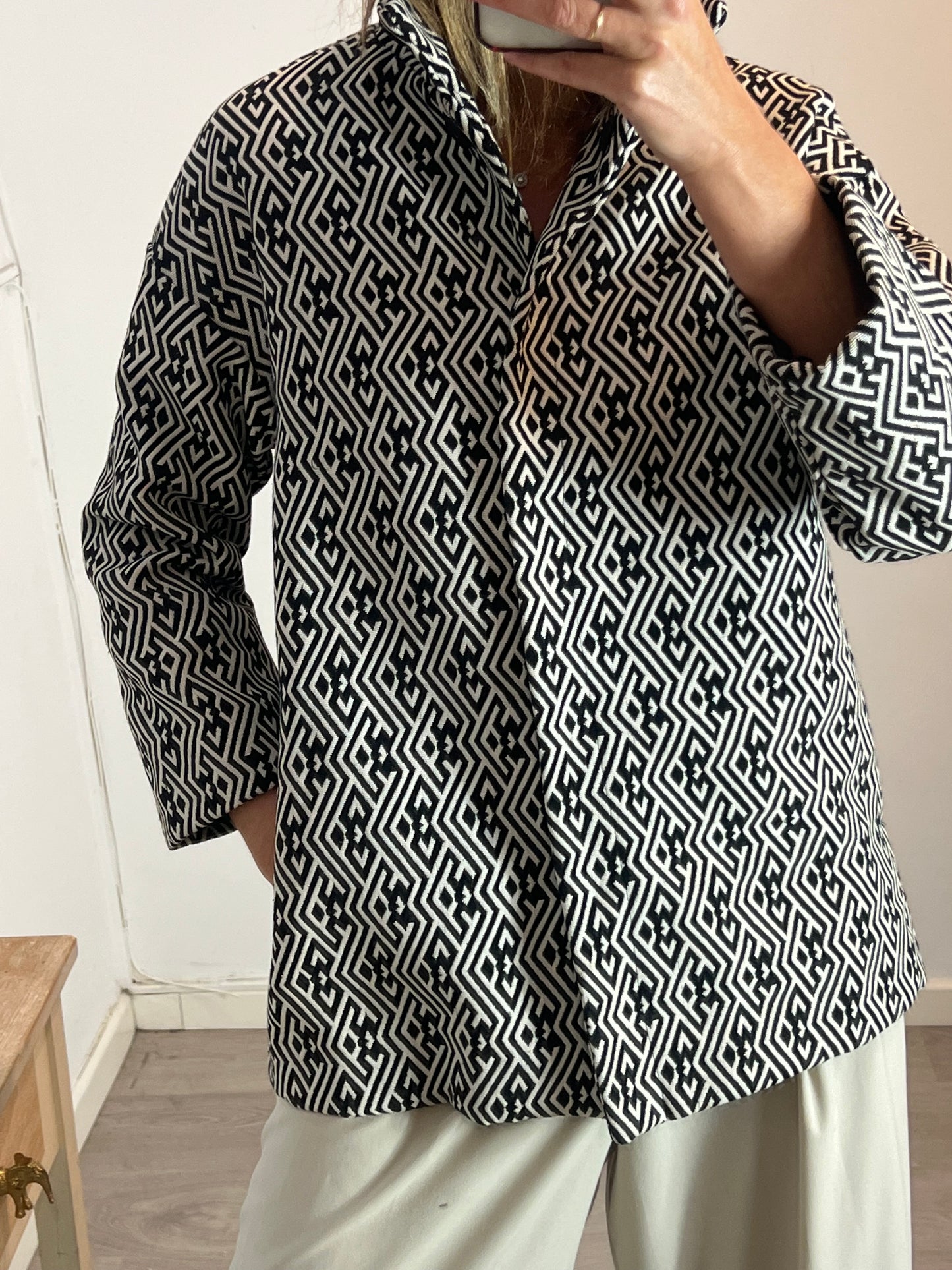 BLANCO. Abrigo beige y negro geométrico T.s