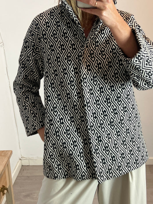 BLANCO. Abrigo beige y negro geométrico T.s