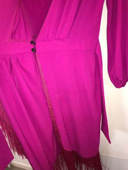 CAYMAA CLOSET. Vestido midi cruzado flecos